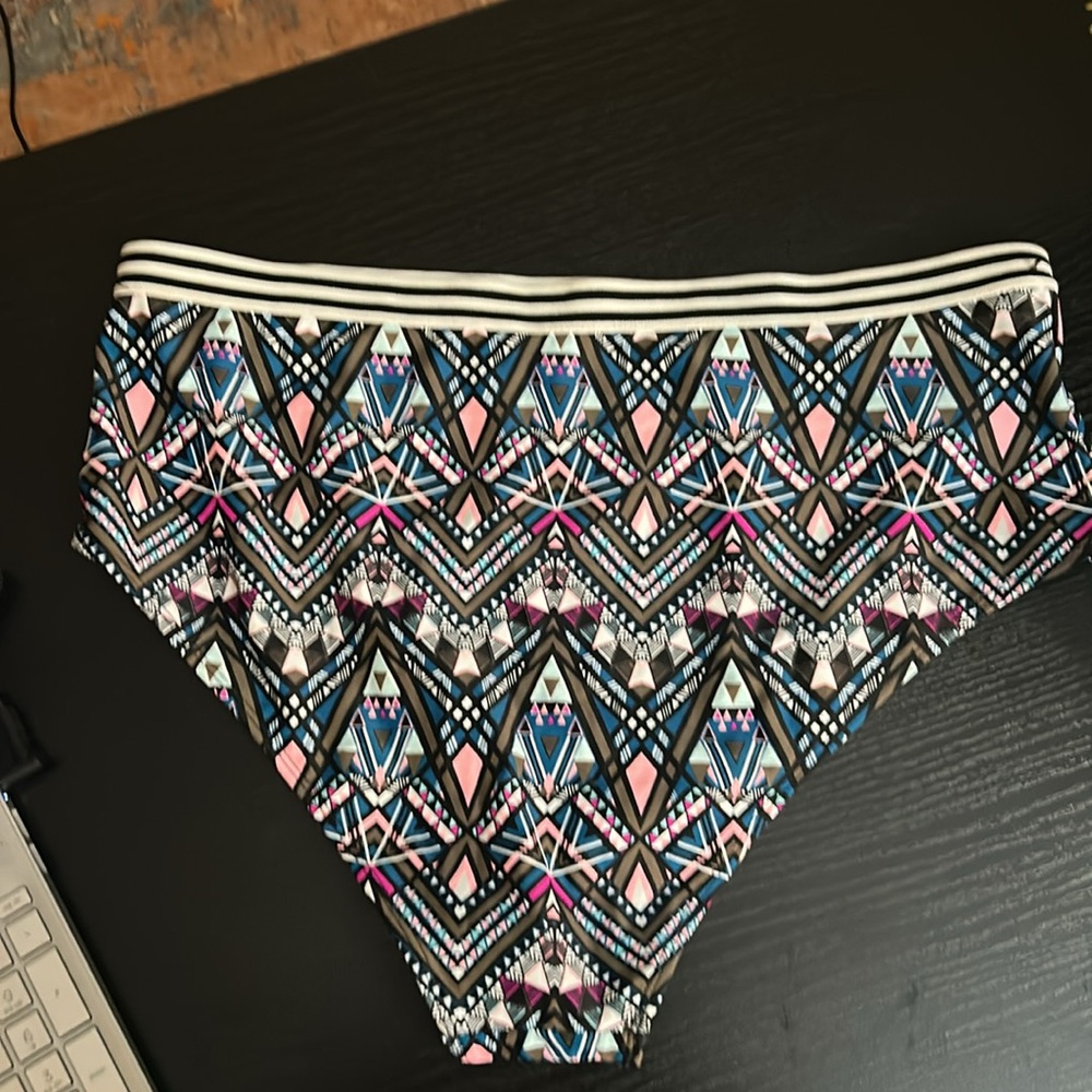 Geometric Patterned Swimsuit - Picture 2 of 7